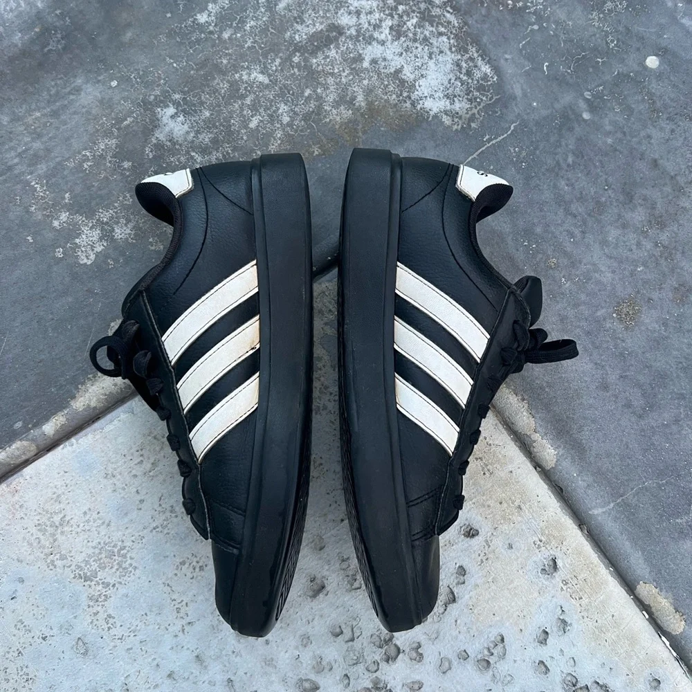 Adidas “Samba” OG sneakers in black leather with white stripes